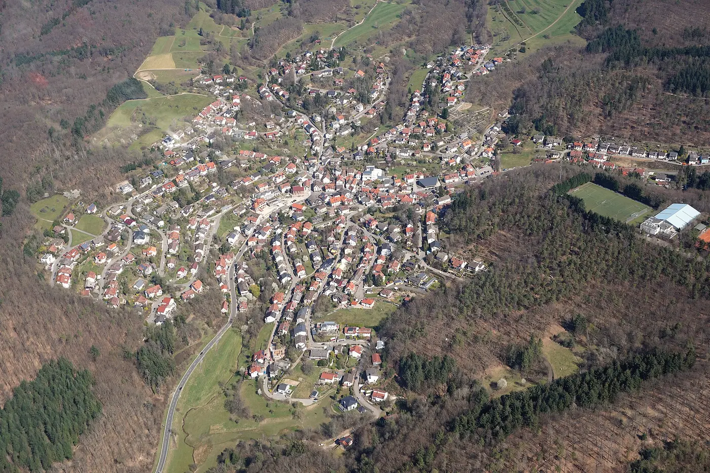 Ortsteil Altenbach der Gemeinde Schriesheim Ende März 2021, aufgenommen aus einem Tragschrauber aus einer …