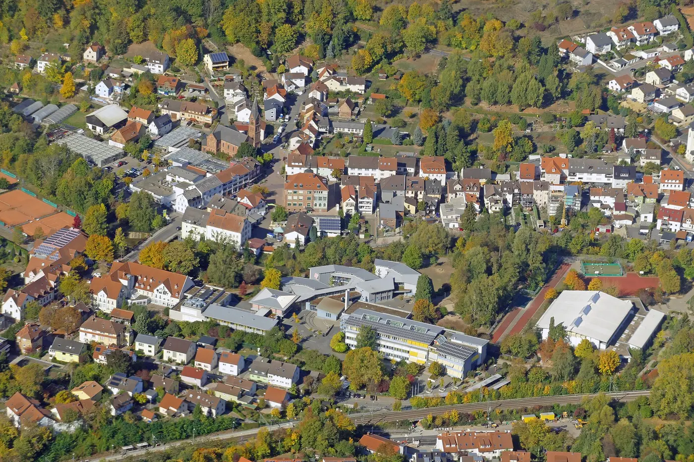 Das Zentrum Bammentals vom Tragschrauber aus fotografiert. In der Mitte ist das Rathaus zu sehen …