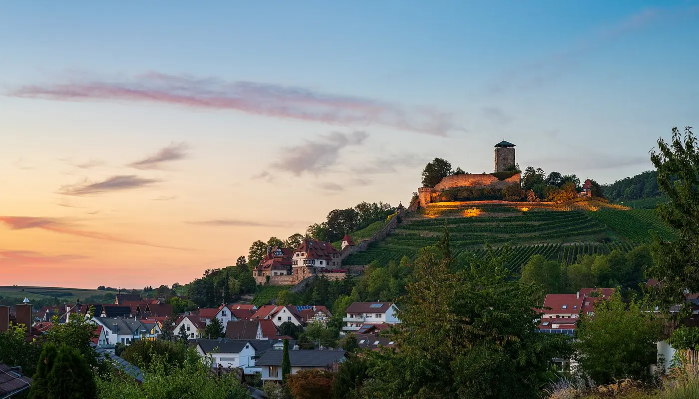Beilstein (Landkreis Heilbronn): Blick vom Brückerweg zur Burg Hohenbeilstein (oben rechts) und auf das …