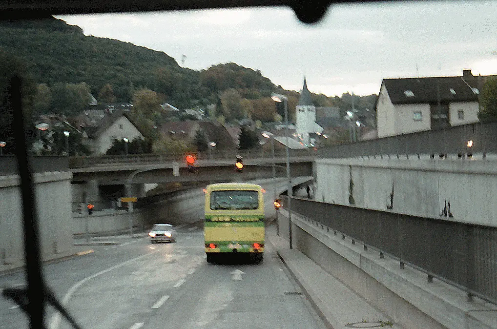 Berghausen: Ortsbild mit Bahnunterführung