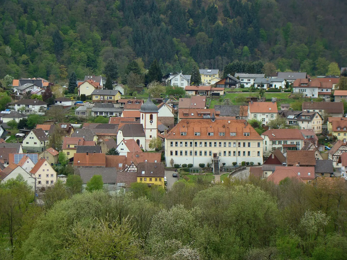 Blick von Mörtelstein auf die Ortsmitte von Binau