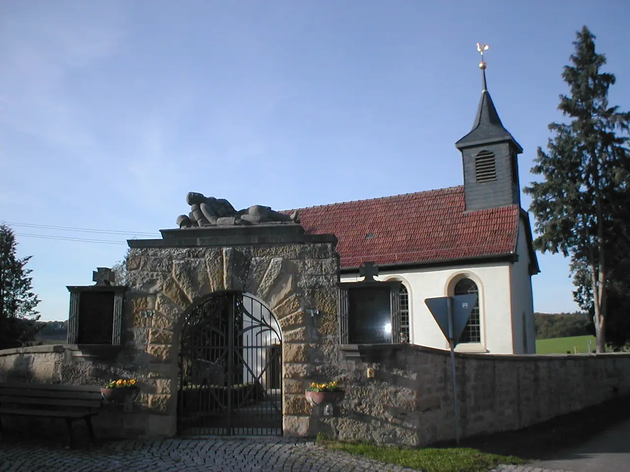 Friedhofskapelle mit zum Tor ausgestalteten Kriegerdenkmal in Möckmühl-Bittelbronn