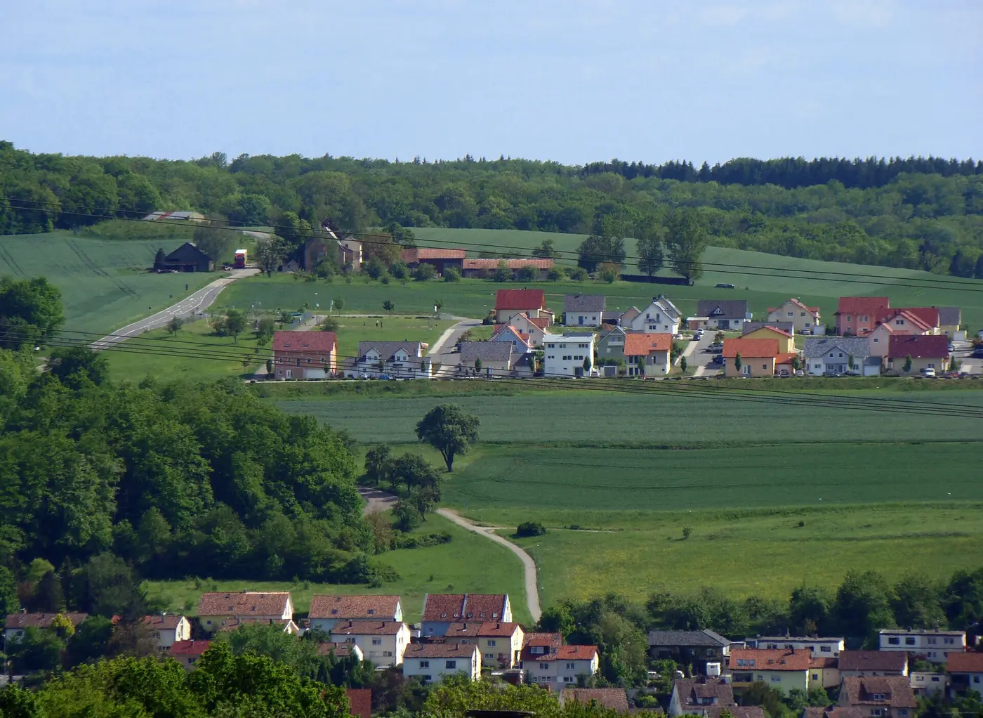 Möckmühl, Blick zum Neubaugebiet Brandhölzle, dahinter der alte Hof Brandhölzle