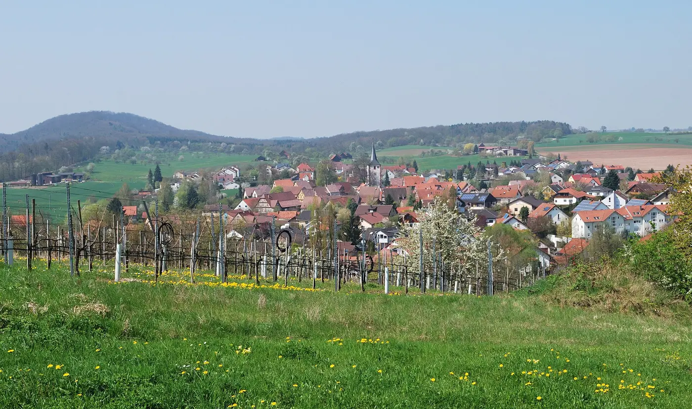 Blick auf Diefenbach, einen Ortsteil der Gemeinde Sternenfels in Baden-Württemberg.