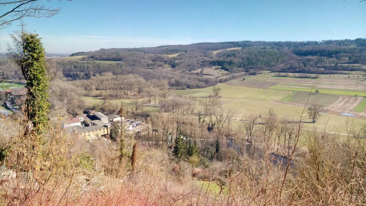 Frühlingsblick auf das Enztal bei Enzberg. In der Bildmitte ist der beliebte Enztalradweg zu sehen.