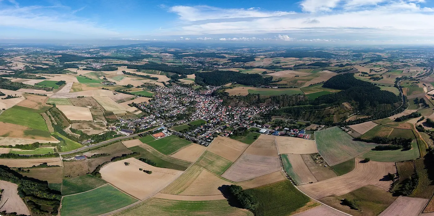 Luftbildaufnahme von Eschelbach über dem Hermannsberg