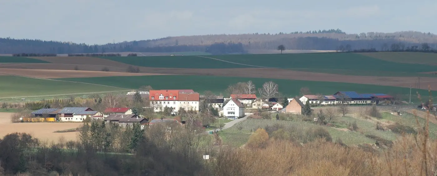 der Oedheimer Weiler Falkenstein, von einem Gebäude im Oedheimer Baugebiet "Neuberg" gesehen.