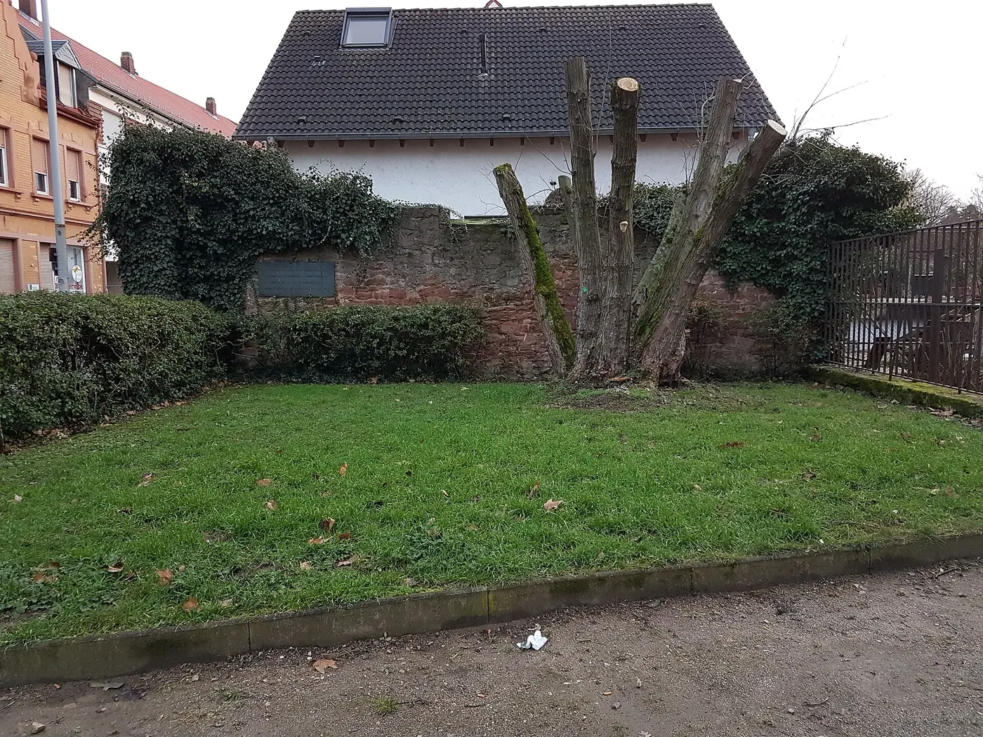 Grünfläche mit Gedenktafel und Erklärung