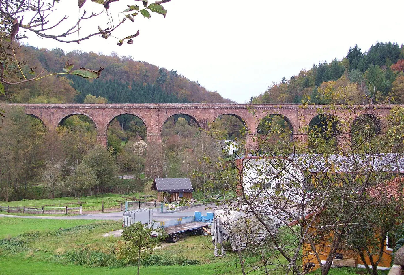 Haintalviadukt im Odenwald, OT Kailbach (Hesseneck) in Hessen, gegenüber dem OT Friedrichsdorf (Eberbach), …