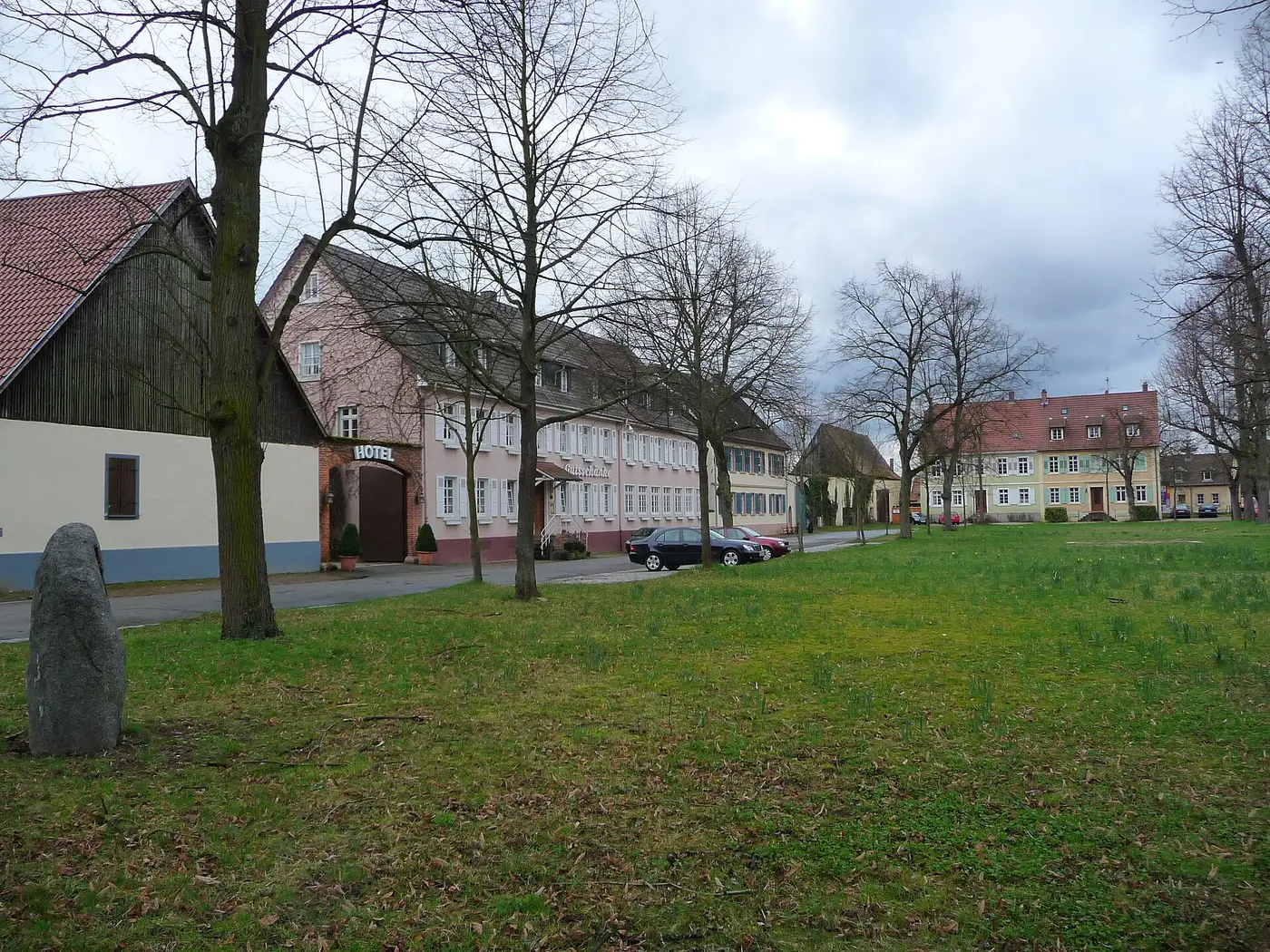 Dorfplatz im Heidelberger Stadtteil Grenzhof, auf der linken Seite das Hotel Gutsschänke …