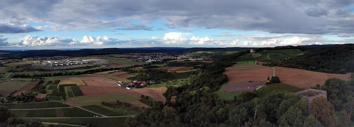 Panorama von Helfenberg (Ilsfeld) aus, Richtung Nord-West bis Ost. Im Bild von links nach rechts: …