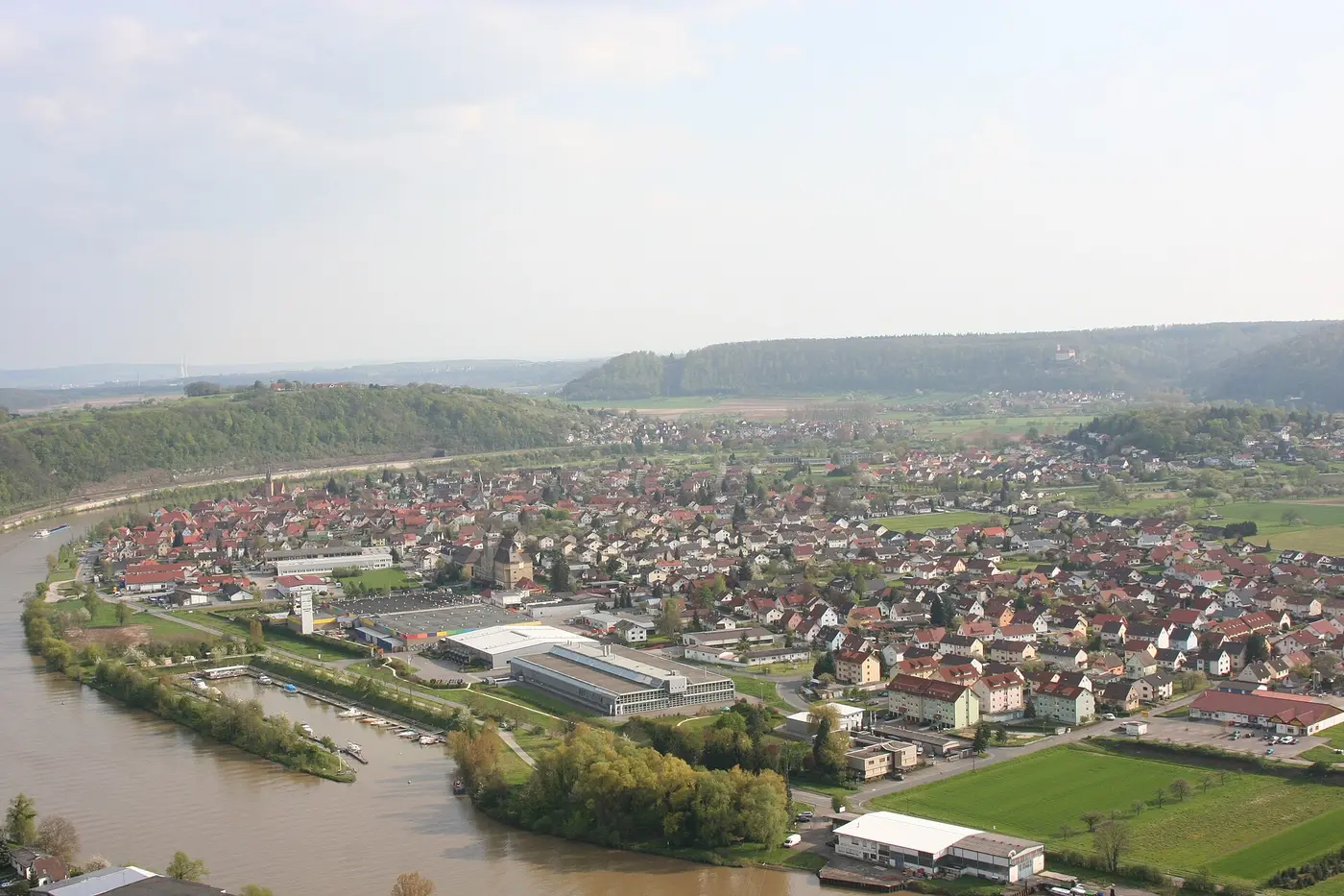 Haßmersheim vom Bergfried der Burg Hornberg aus gesehen