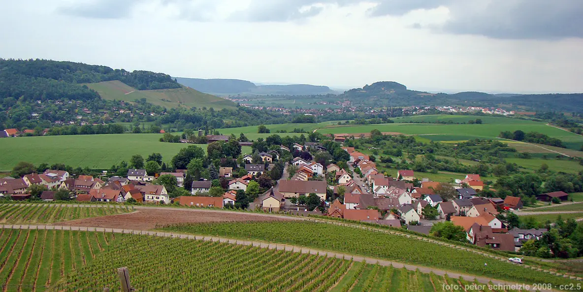 Blick von der Burgruine Helfenberg bei Ilsfeld über den zum Ilsfelder Ortsteil Auenstein zählenden Ort …