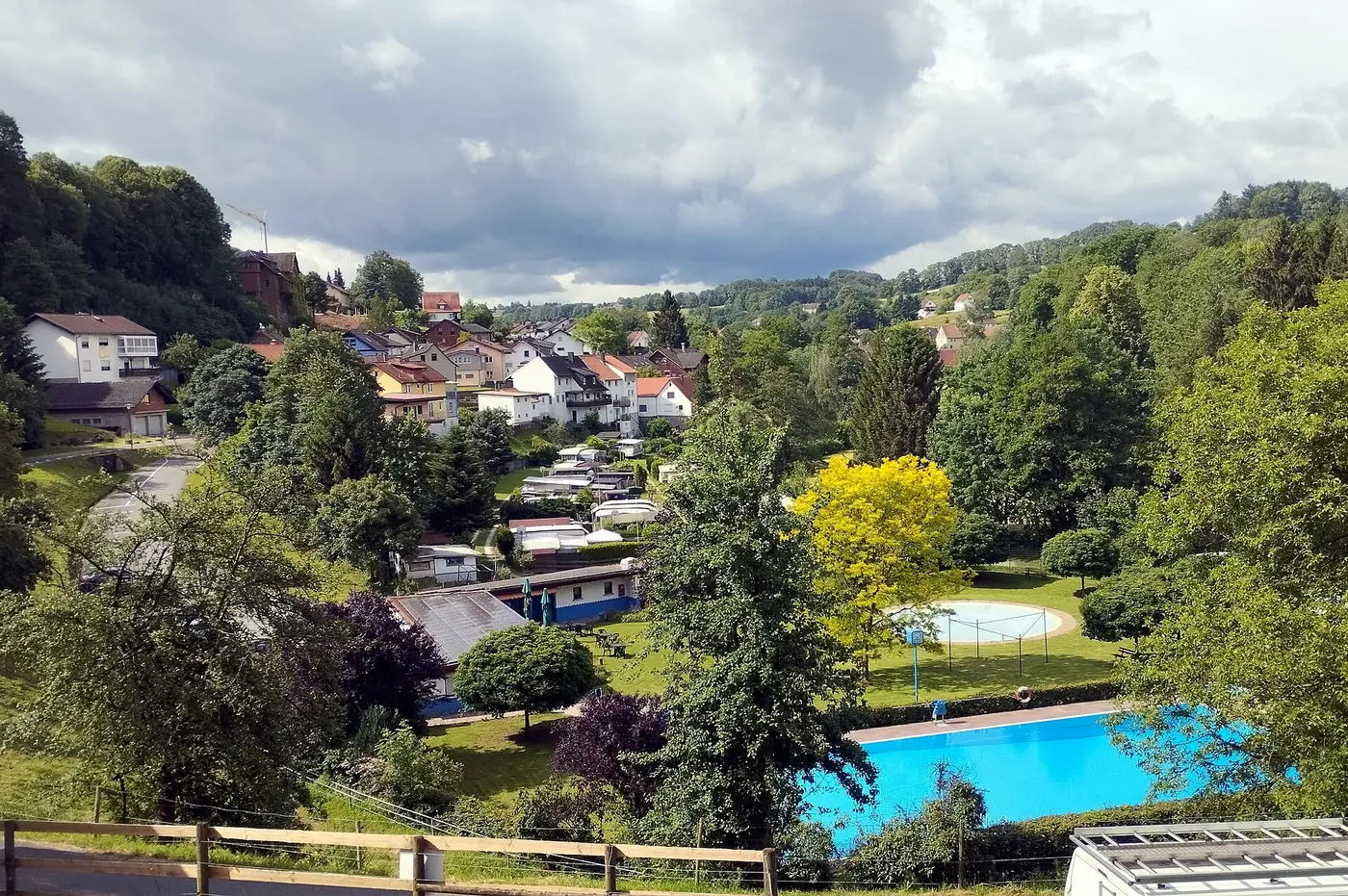 Hetzbach, Blick nach Süden von der Bahnhofstraße auf Schwimmbad und Campingplatz