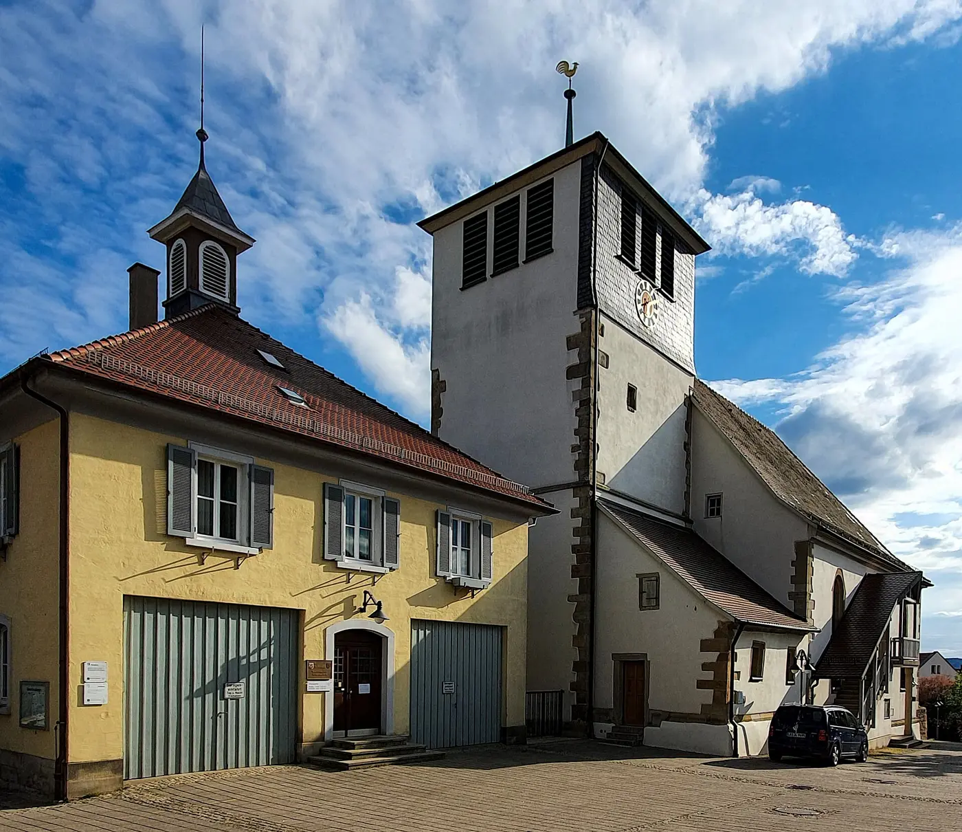 Die Kirche Sankt Georg und das Rathaus in Hohenhaslach.