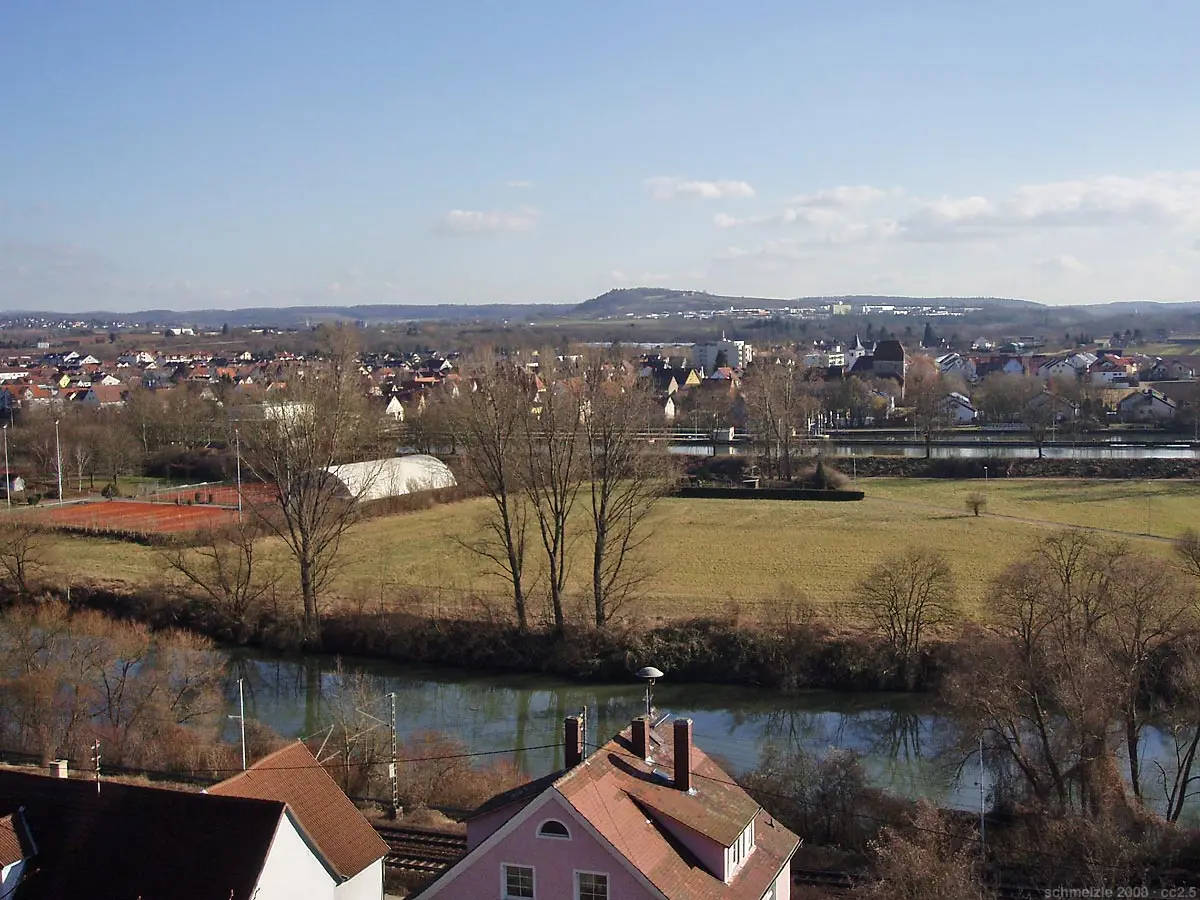 Blick von den Weinbergen in Heilbronn-Klingenberg über den Neckar-Alarm und den Neckar-Kanal nach …