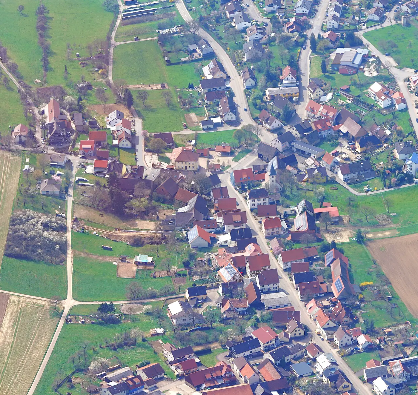 Ortsteil Kälbertshausen von Hüffenhardt, aufgenommen aus einem Tragschrauber aus etwa 3300 Fuß Höhe.