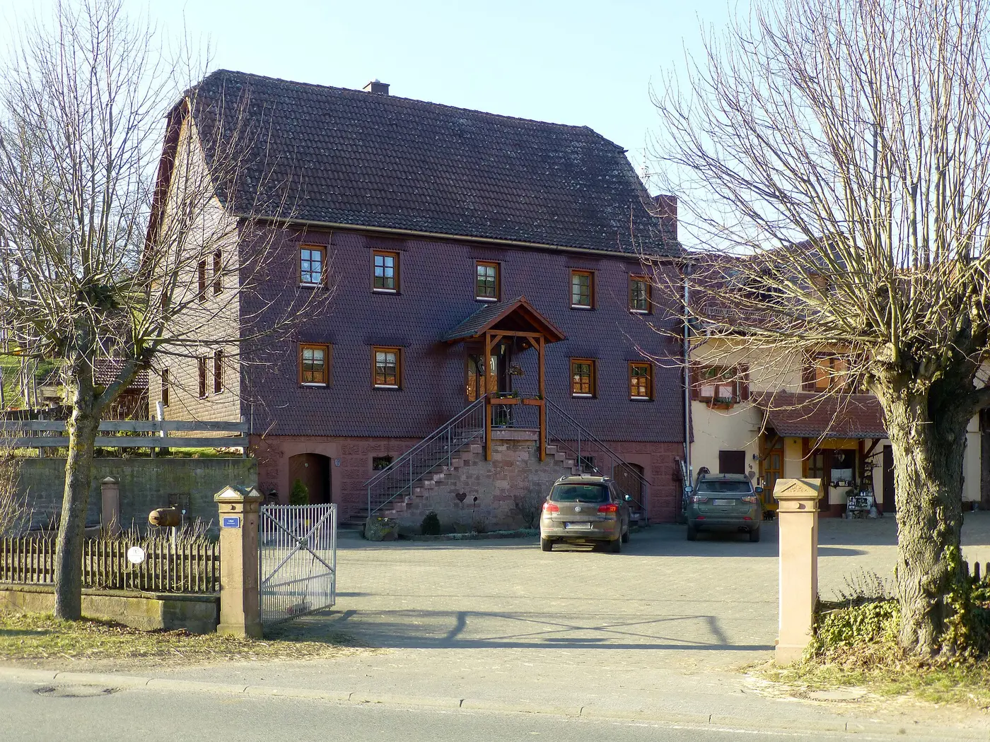 Einfahrt und Wohnhaus der Hofanlage Untere Siegfriedstraße 10 in Mossautal-Hüttenthal