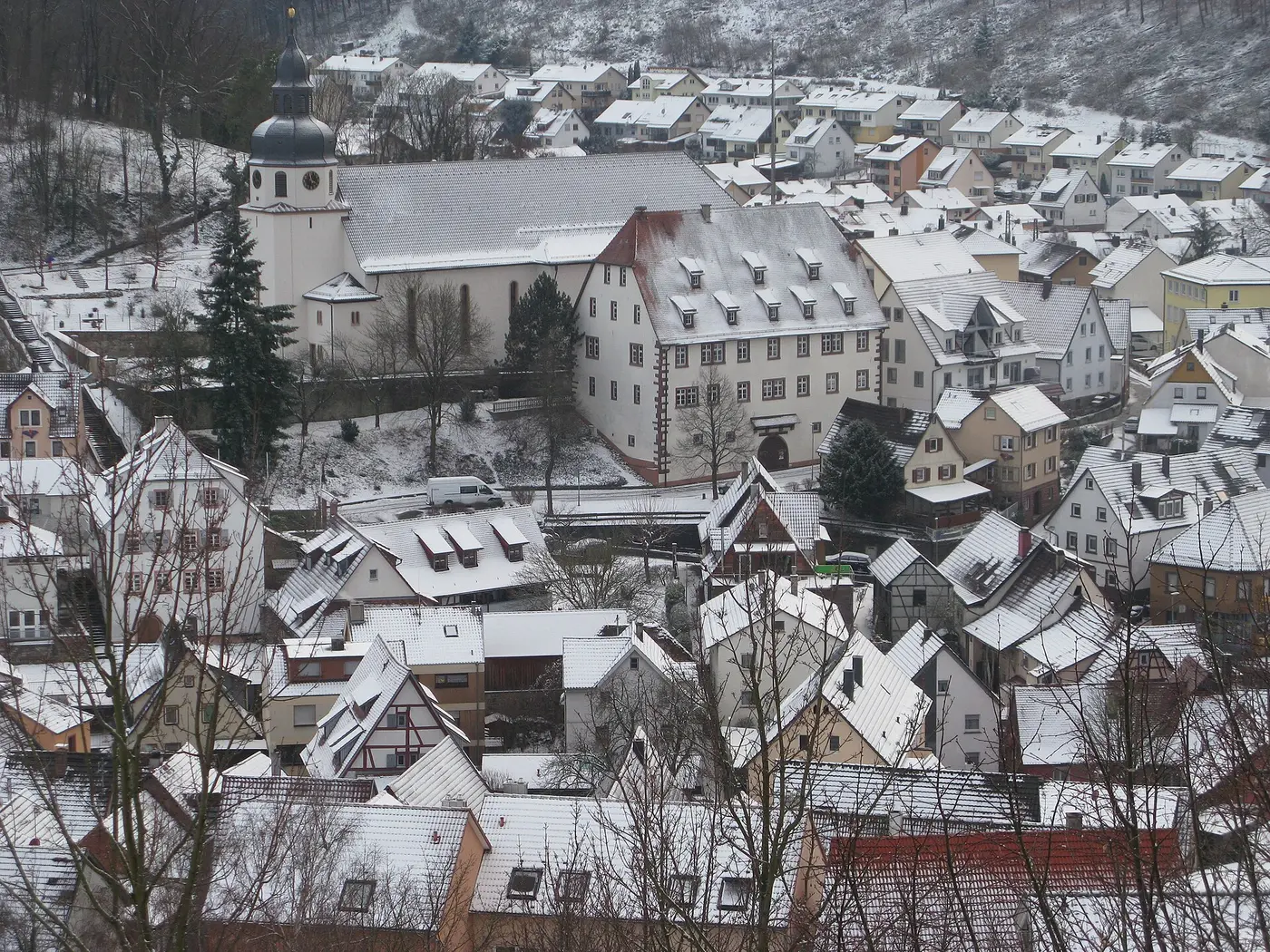 Kämpfelbach Ersingen Ansicht Zentrum vom Ameisenberg mit Kirche davor ehem. Zehntscheuer (1598)