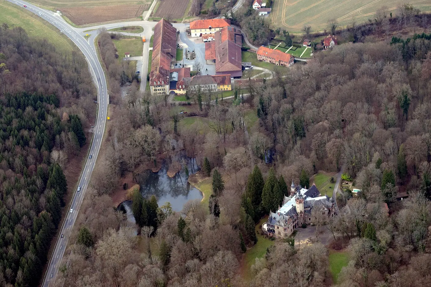 Luftbildaufnahme des Alten Schlosses (oben) und des Neuen Schlosses (unten) Langenzell bei Wiesenbach ca. …