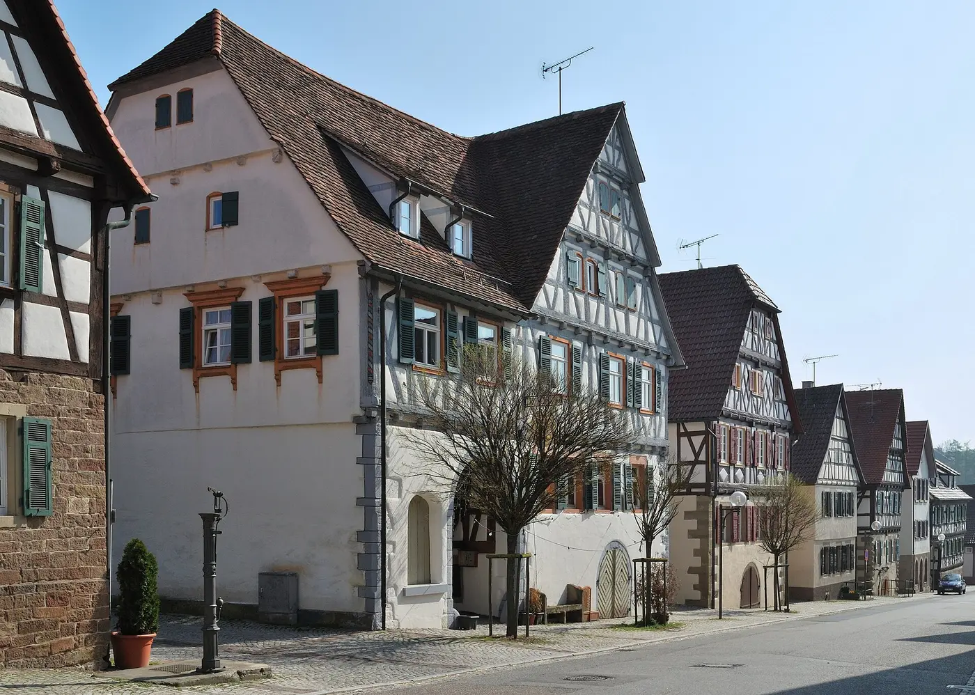 Fachwerkhäuser in der Knittlinger Straße in Lienzingen, einem Stadtteil von Mühlacker in Baden-Württemberg.