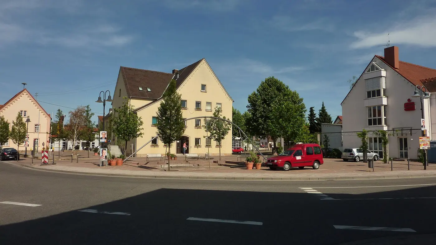 Der Lingenfelder Rathausplatz mit Ortsgemeinderathaus, Verbandsgemeinderathaus sowie einer örtlichen Bank …
