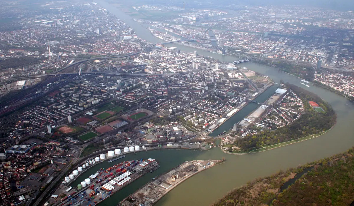 Blick auf Ludwigshafen am Rhein (Stadt) aus einem Segelflugzeug: Ludwigshafener Innenstadt, vorne links: …