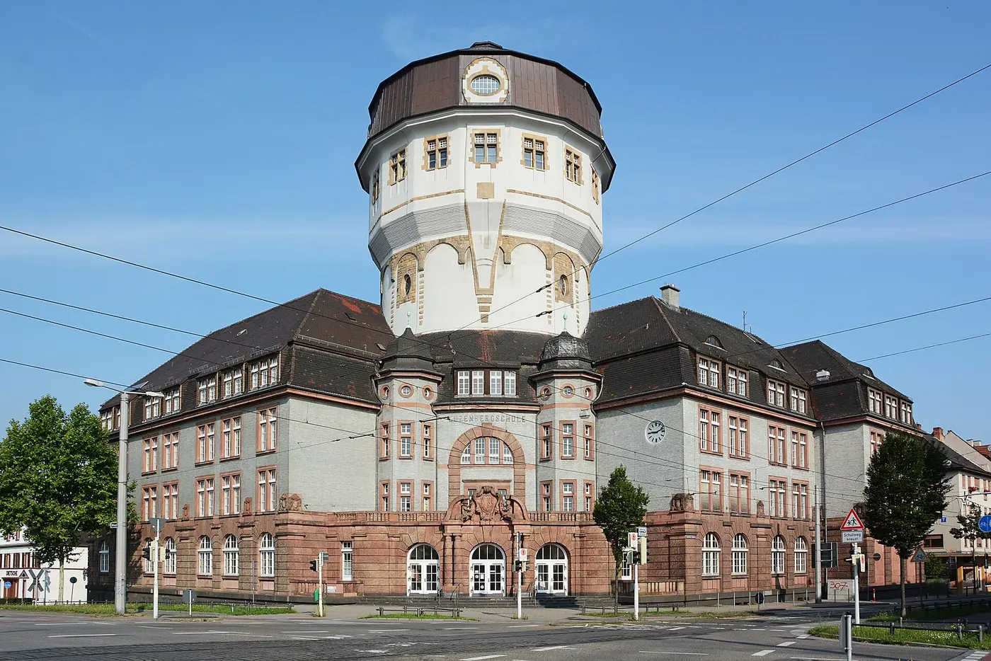 Luzenbergschule Mannheim mit Wasserturm