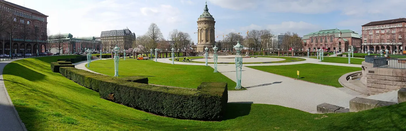 Der Friedrichsplatz in Mannheim. V.l.n.r.: Kunsthalle (Rückseite), Maritim Hotel, Wasserturm und Rosengarten.