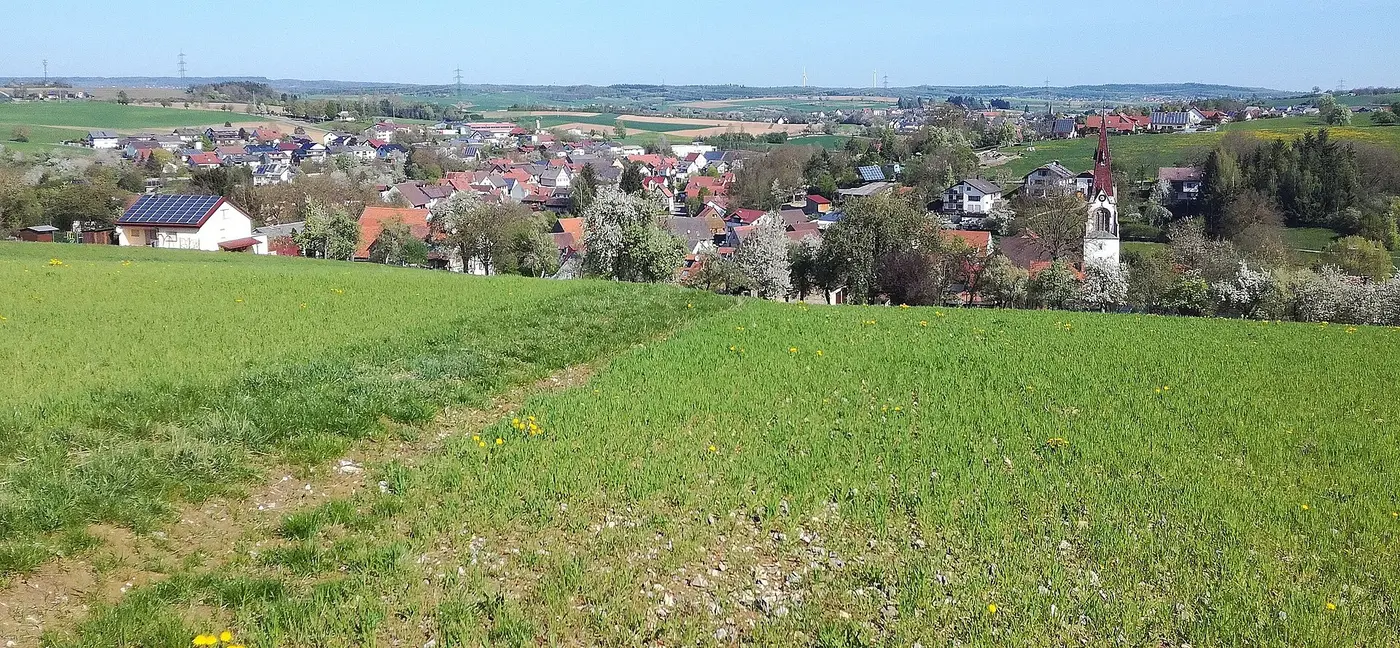 Mittelschefflenz: Südansicht mit evangelischer Kirche (Zentrum rechts), im Hintergrund Oberschefflenz
