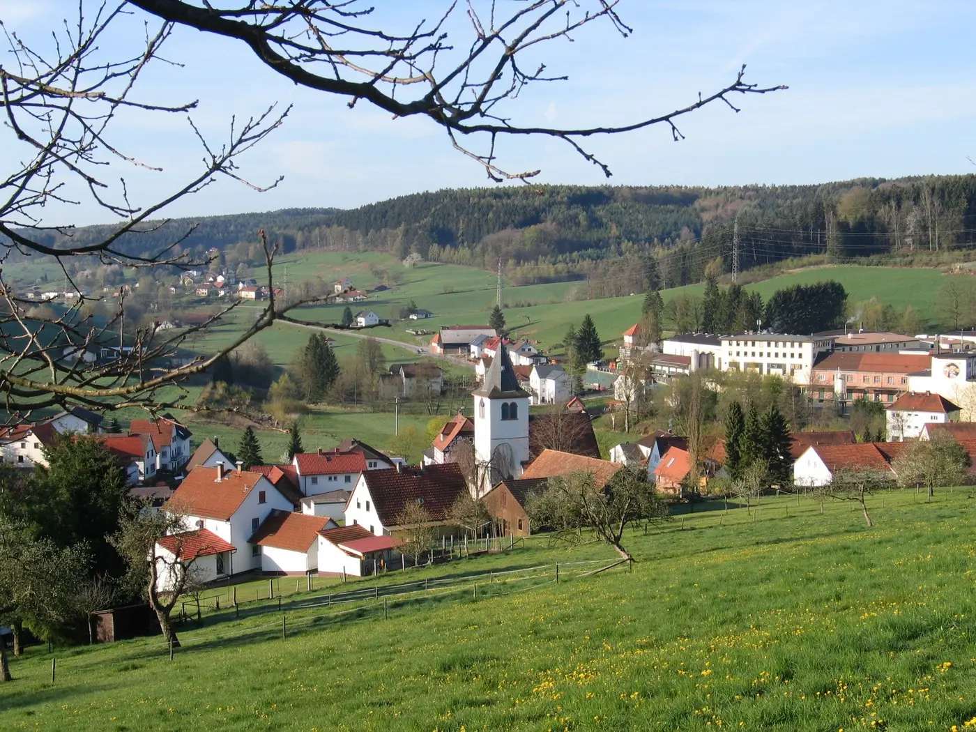 Blick vom Kirchberg nach Südwesten über die Kirche zur Ortsmitte von Ober-Mossau, Gemeinde Mossautal. Im …