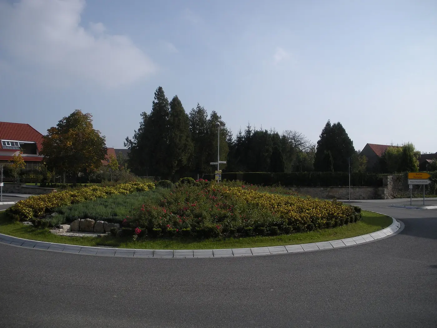 Kreisverkehr mit Blick zum alten Friedhof in Kraichtal-Münzesheim