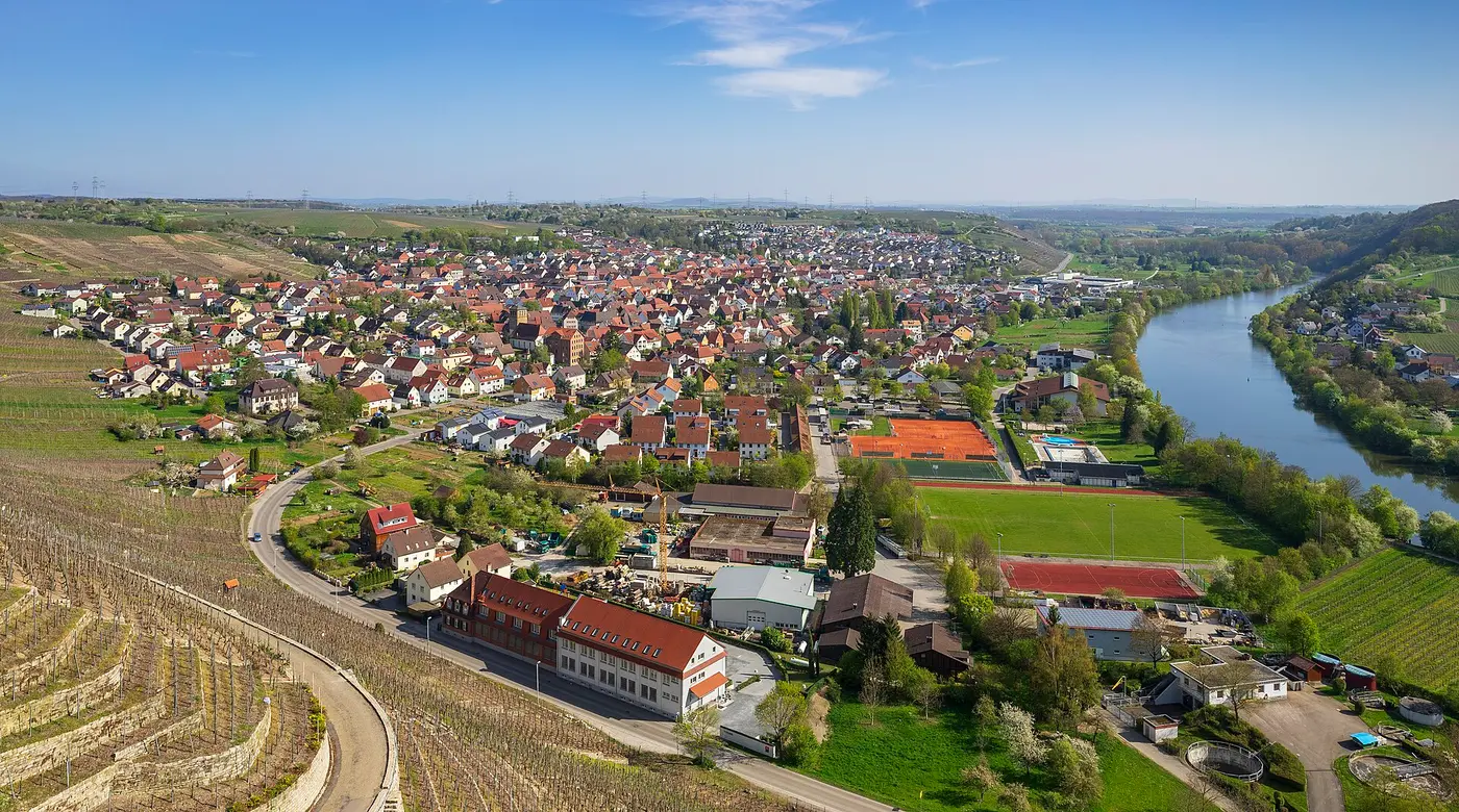 Mundelsheim (Landkreis Ludwigsburg): Blick vom Käsberg auf das Dorf. Im Vordergrund die Trockenmauern und …