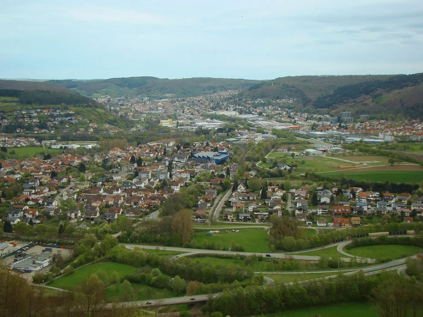 Blick über den Elzmündungsraum: vorne Neckarelz, hinten Mosbach