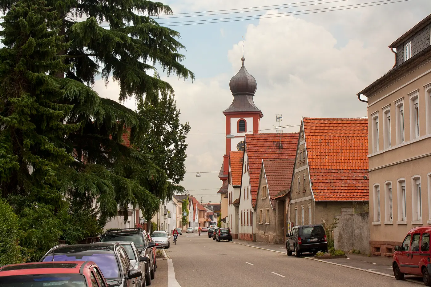 Hauptstraße in Neckarhausen mit Blick auf die alte katholische Pfarrkirche St. Michael