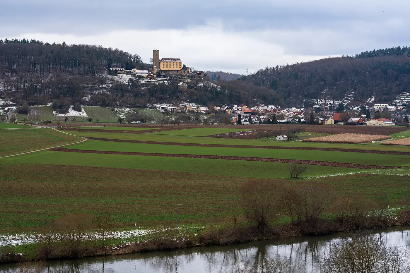 Haßmersheim (Neckar-Odenwald-Kreis), Teilort Neckarmühlbach : Ansicht des Dorfes und der Burg Guttenberg …