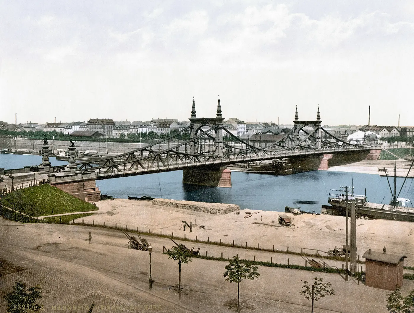 Die Neckarbrücke (Friedrichsbrücke) in Mannheim um 1900