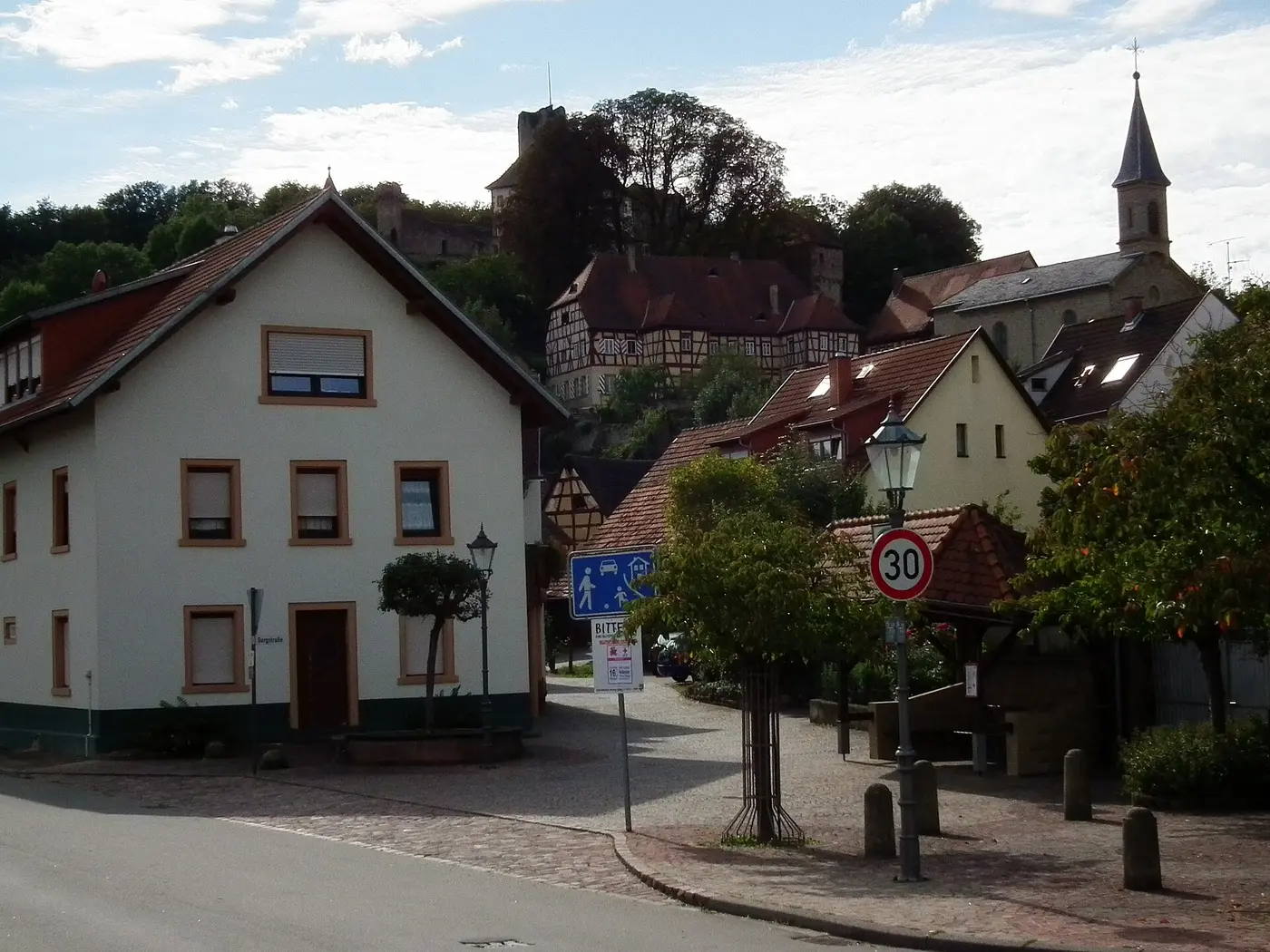 Alter Ortskern, katholische Kirche und Burg Neidenstein (Baden-Württemberg, Deutschland)
