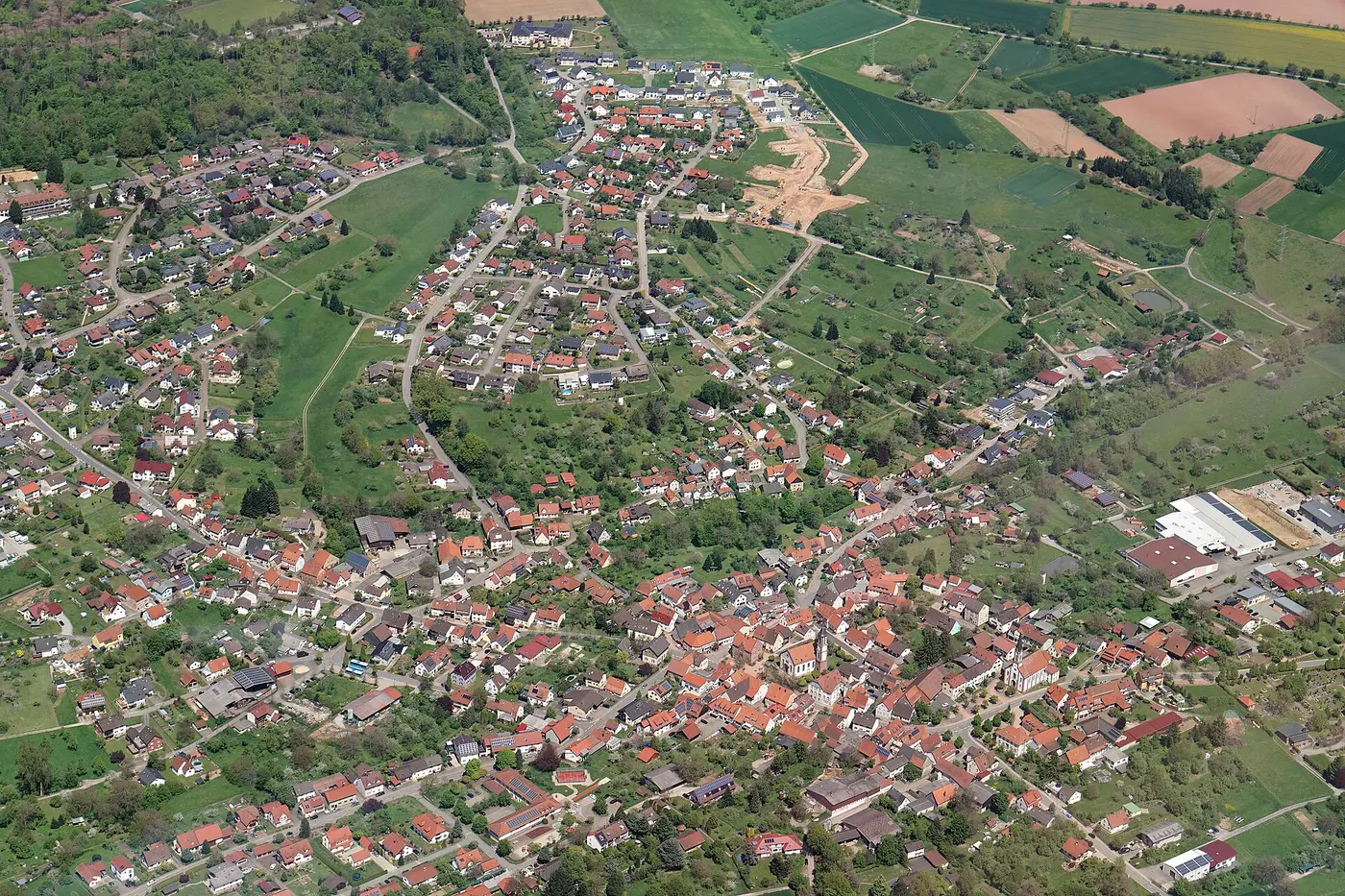 Neuenkirchen (Baden) in Süd-Nord-Richtung von einem Tragschrauber fotografiert aus einer Höhe von 3800 Fuß