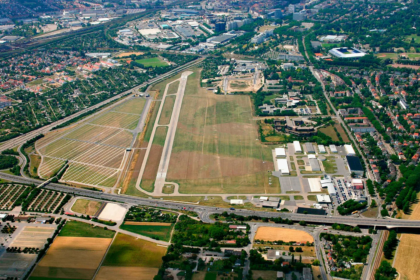 Luftaufnahme vom Flugplatz Mannheim mit Blick Richtung Westen.