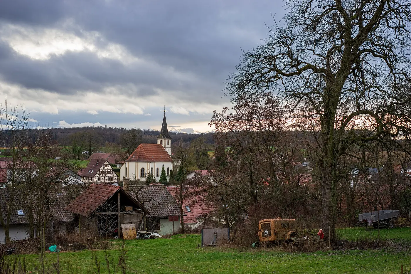 Blick vom Friedhof von Obergimpern (Stadtteil von Bad Rappenau, Baden-Württemberg) auf die Evangelische …