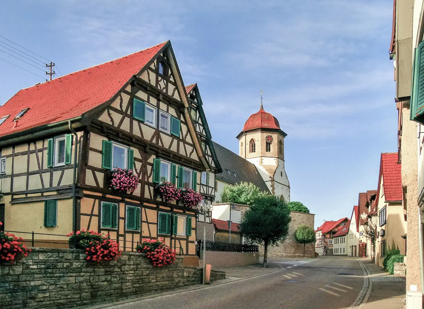 Die durch Oberriexingen in Baden-Württemberg führende Hauptstraße mit der Georgskirche.