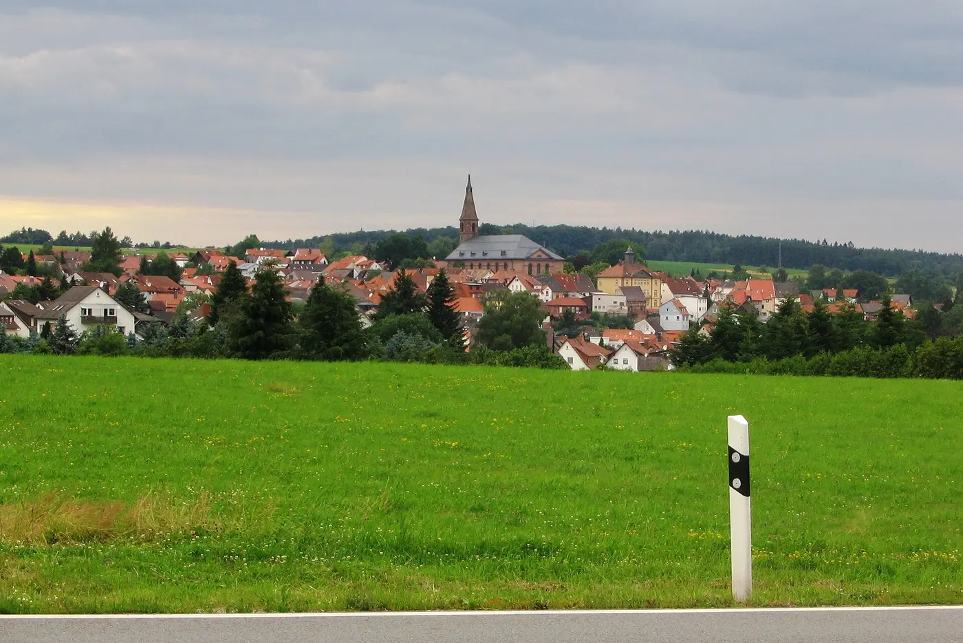 Blick von der Ortsumgehung der Bundesstraße 45 im Osten auf Beerfelden. Martinskirche und Bürgerhaus prägen …