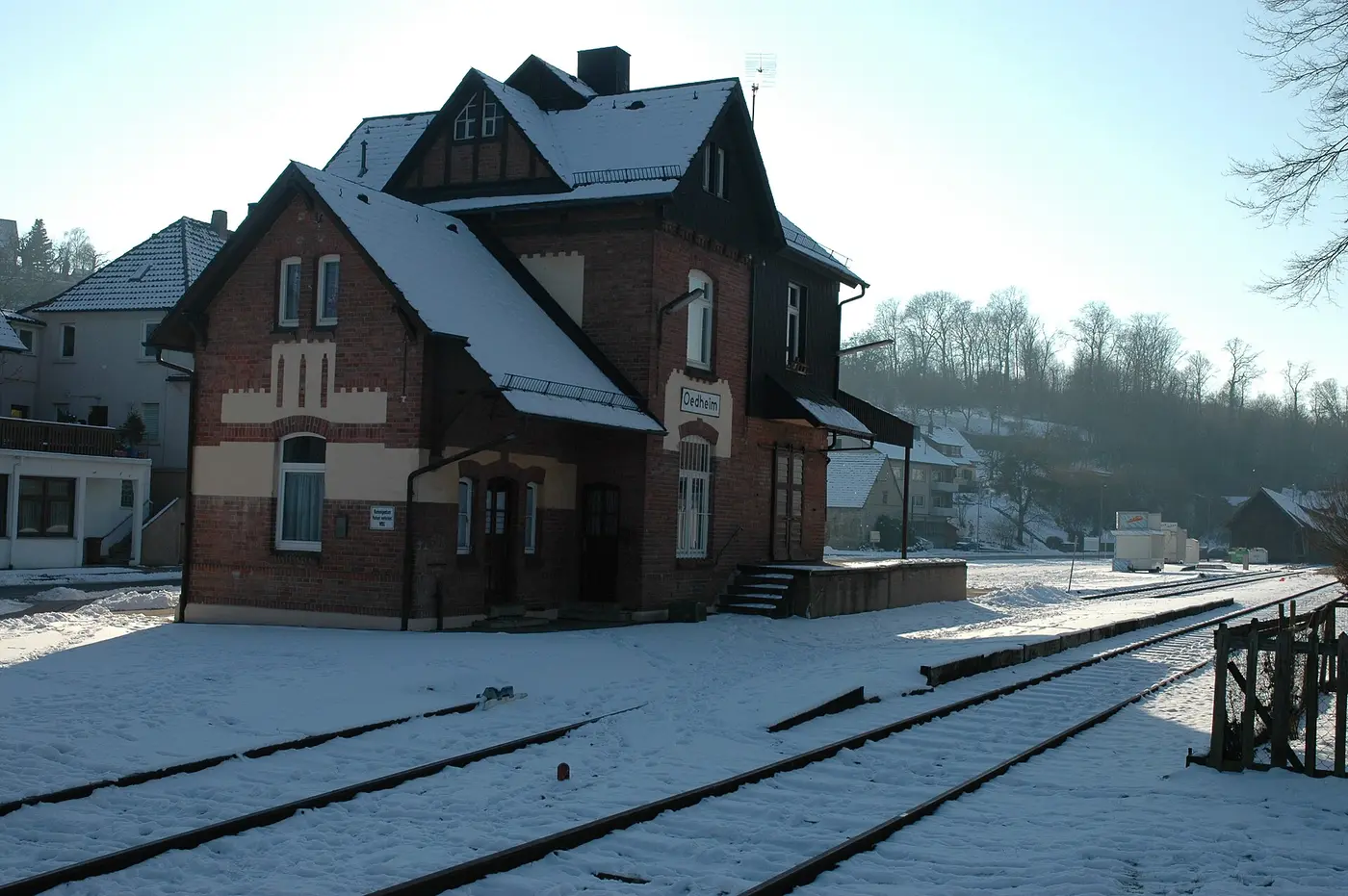 Der ehemalige Bahnhof von Oedheim an der Unteren Kochertalbahn , drei Wochen vor dem Abbau der Gleise.