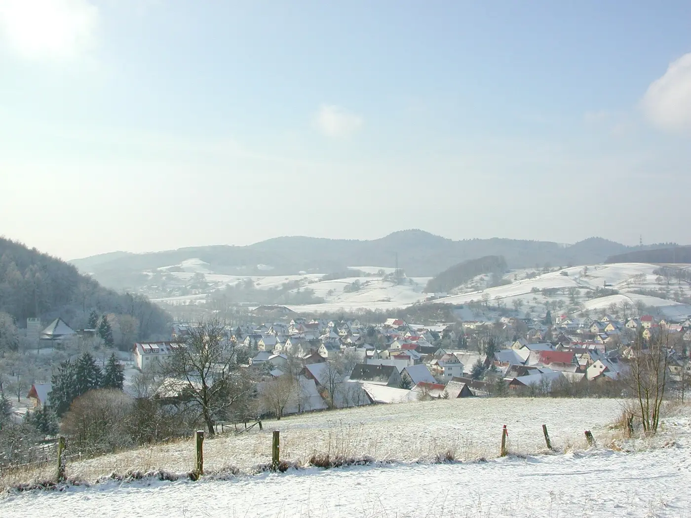 Blick auf Reisen von einem der zahlreichen Höhenwege.