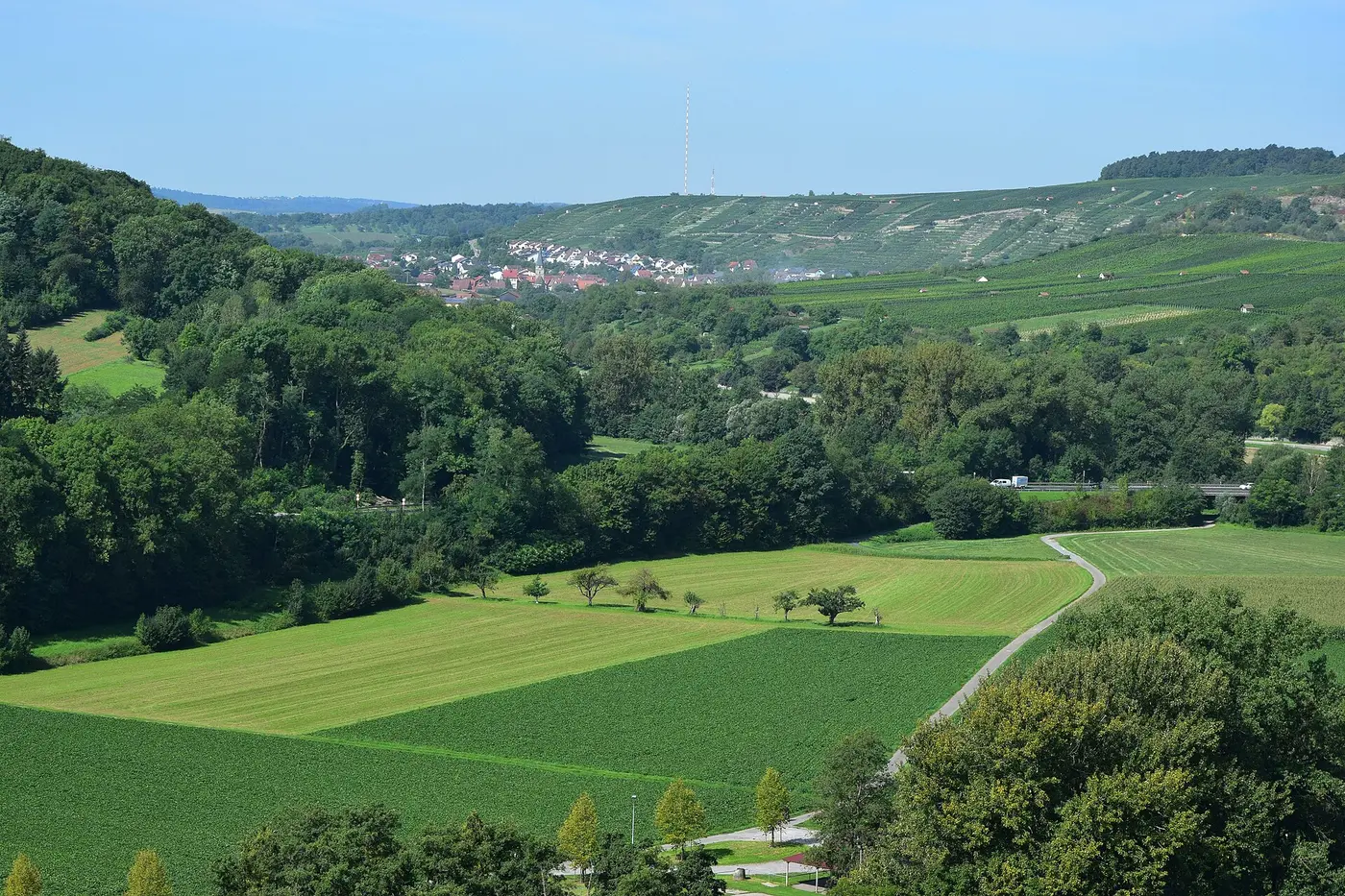 Blick von Schloss Kaltenstein auf das Enztal und Vaihingen-Roßwag, im Hintergrund der Sender Mühlacker, …