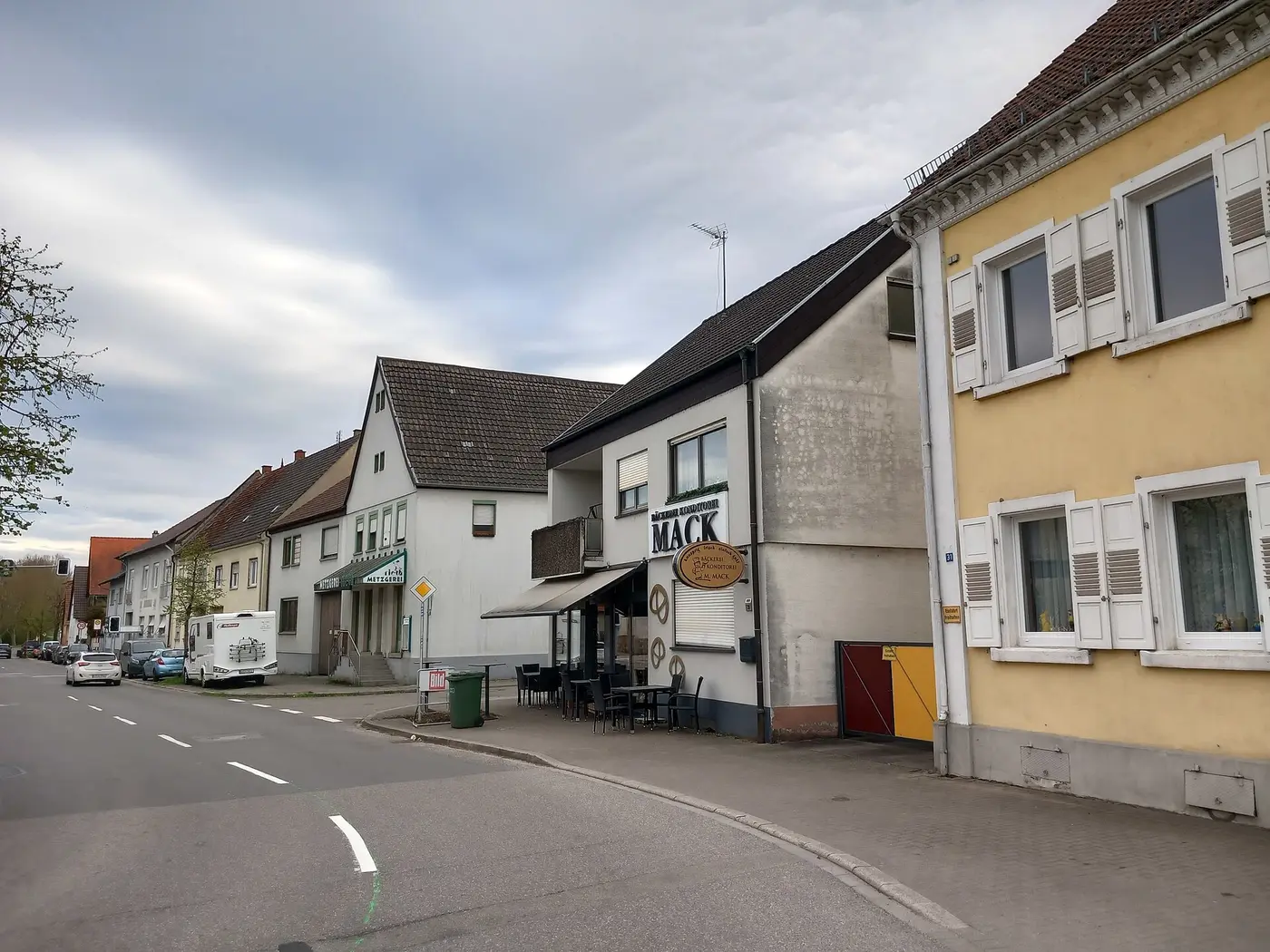Rußheim, Rheinstraße mit Bäckerei Konditorei Mack und ehemaliger Metzgerei Rieth