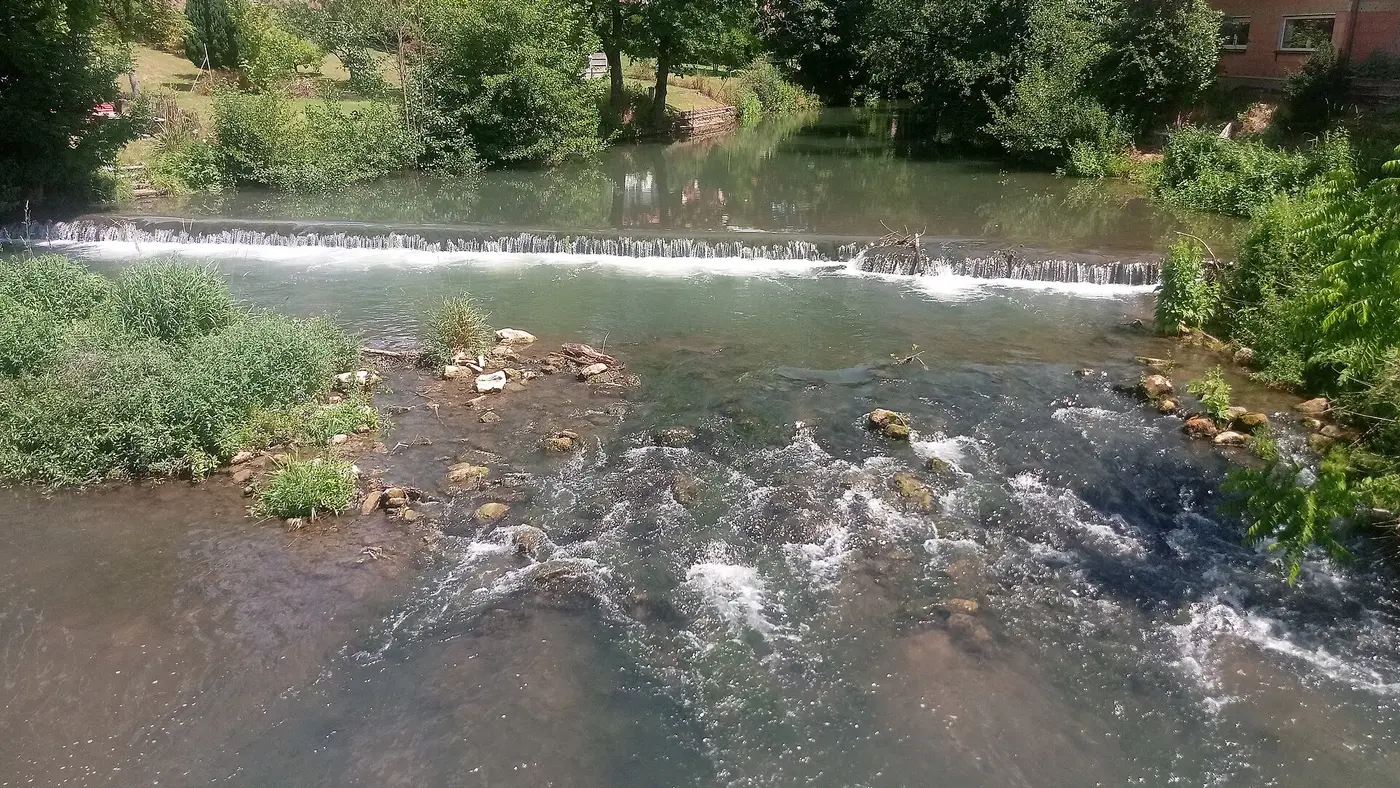 Seckach von der Unteren Seckachbrücke in Sennfeld Blick nach Osten