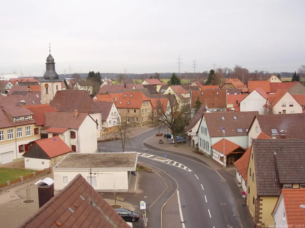 Ortsmitte von Siegelsbach, links die evang. Kirche