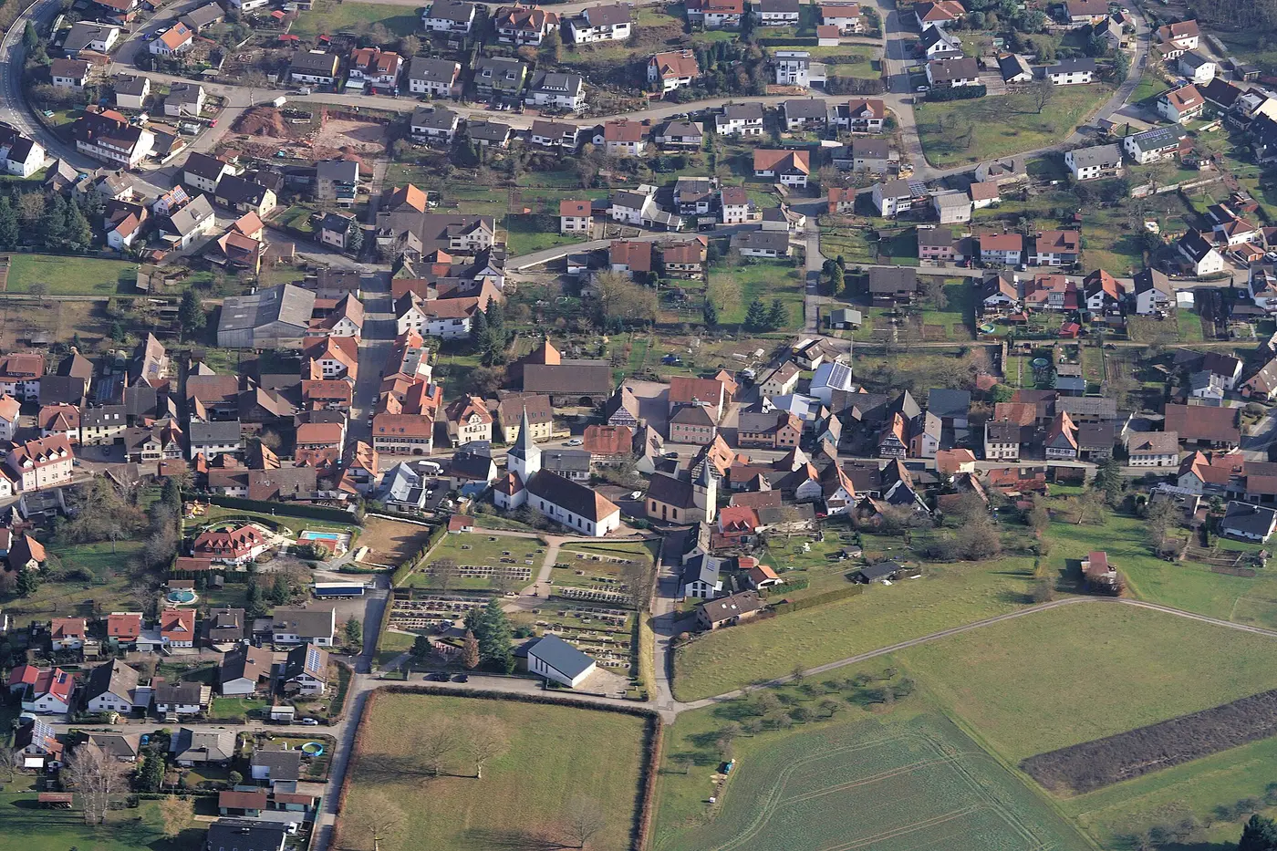 Spechbach im Kraichgau, Ortszentrum, Luftbild in West-Ost-Richtung, aufgenommen aus einem Tragschrauber aus …